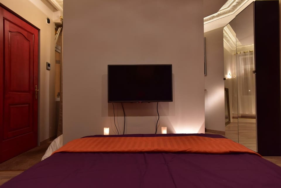 Photo of the whole room, Bedroom