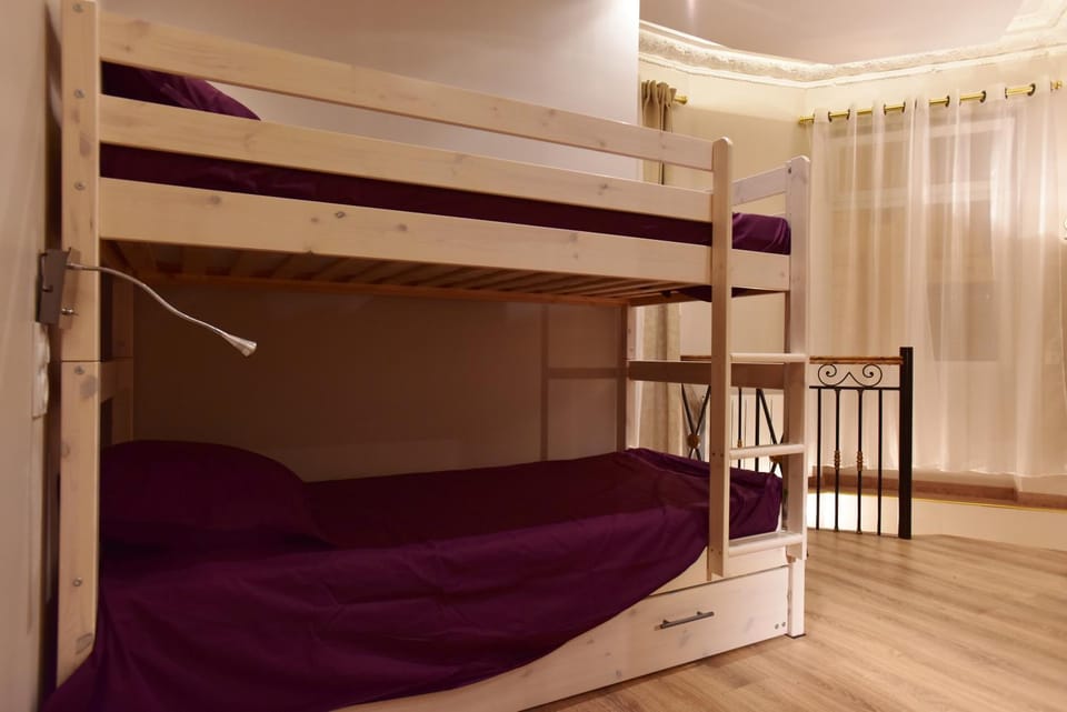 Bedroom, bunk bed