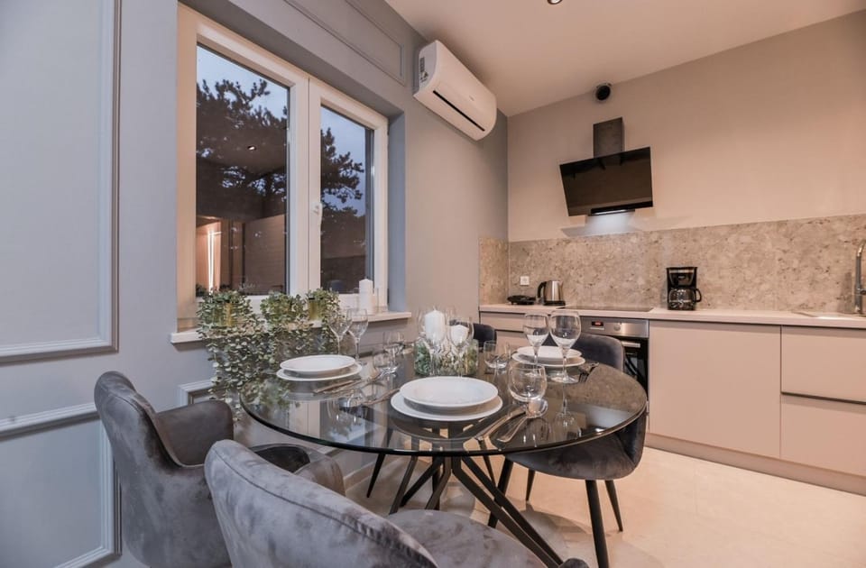 Kitchen or kitchenette, Seating area, Dining area