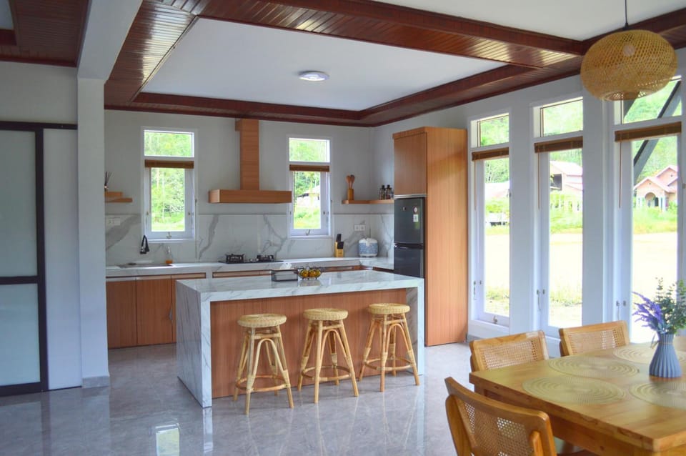Kitchen or kitchenette, Dining area