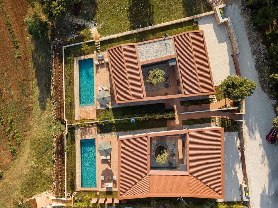 Property building, Facade/entrance, Off site