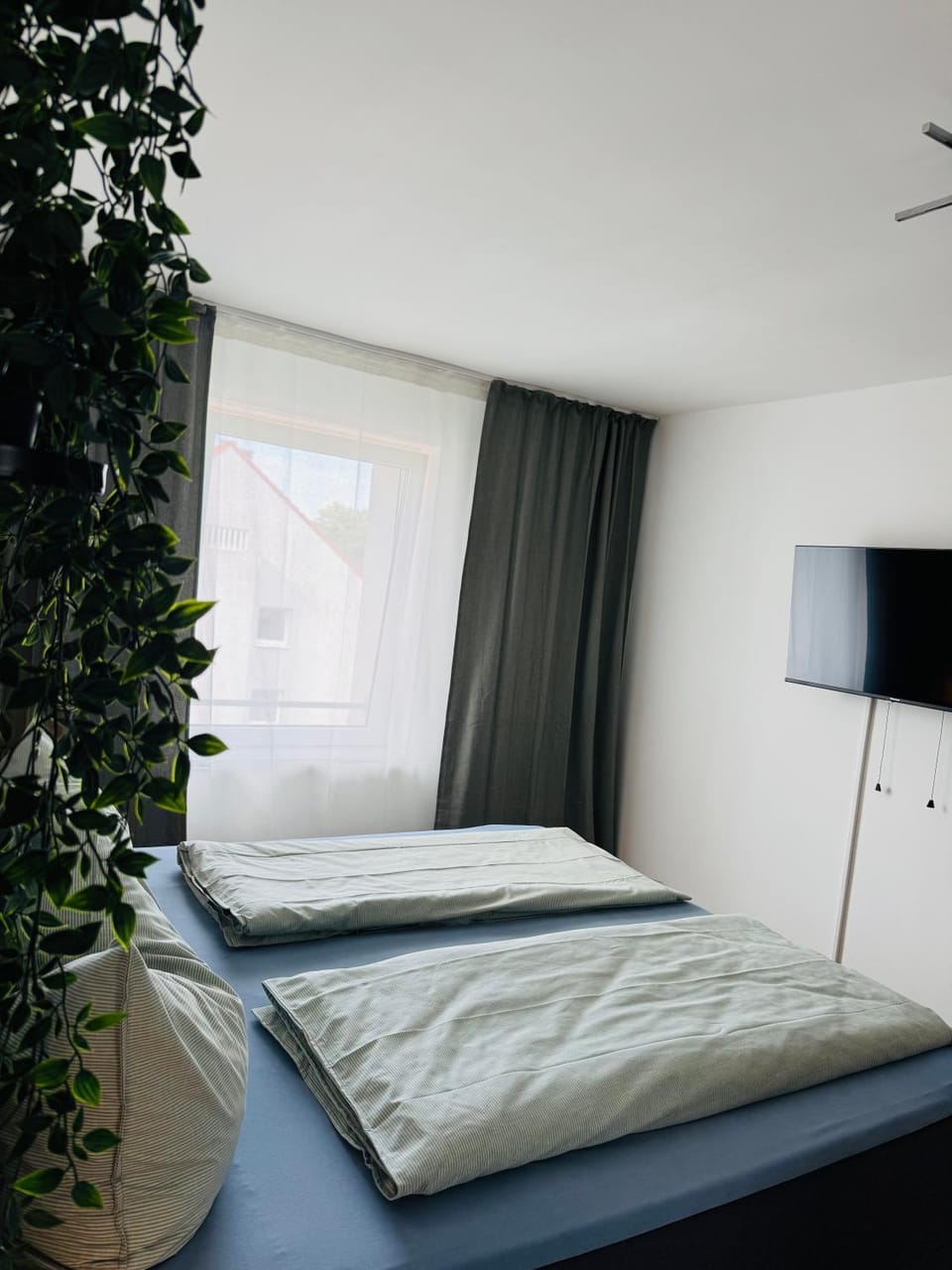 Bed, TV and multimedia, Photo of the whole room, Bedroom