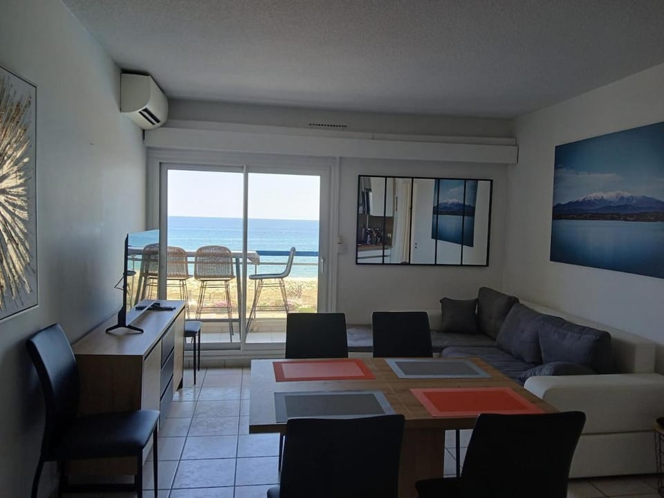 TV and multimedia, Living room, Seating area, Dining area, Sea view