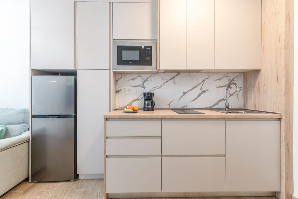 Kitchen or kitchenette, microwave, stove