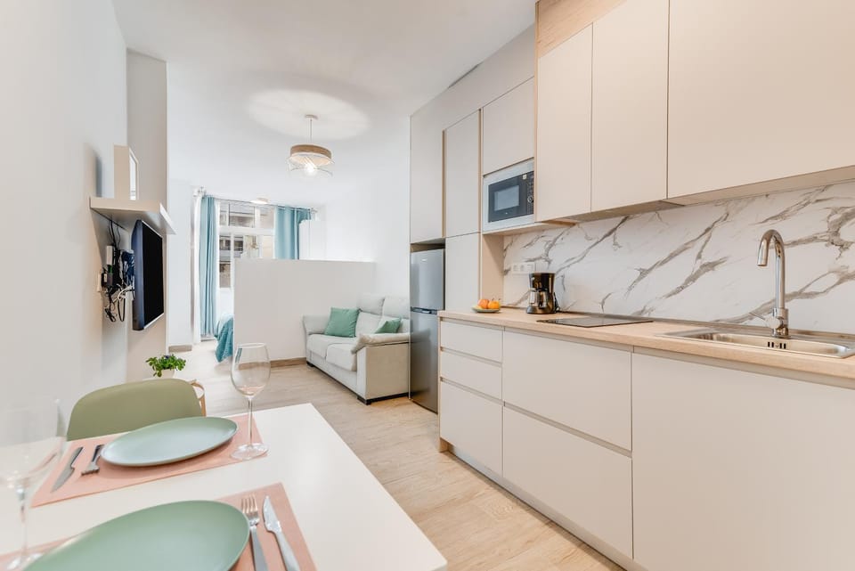 TV and multimedia, Kitchen or kitchenette, Dining area, microwave, stove