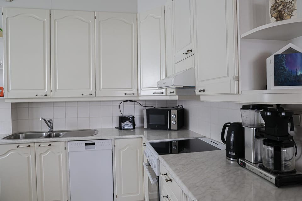 Coffee/tea facilities, Kitchen or kitchenette, oven, stove, toaster