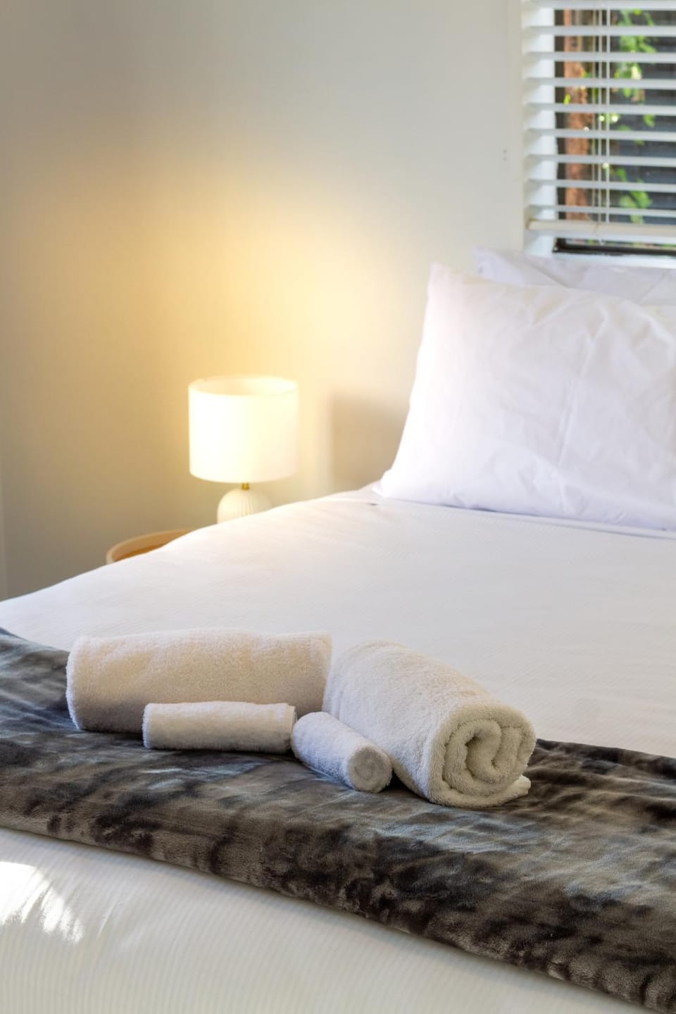 Bed, Bedroom, towels