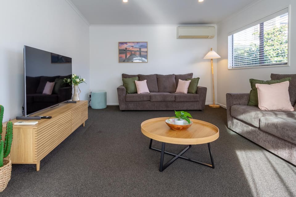 Communal lounge/ TV room, TV and multimedia, Living room, Seating area, Evening entertainment, air conditioner