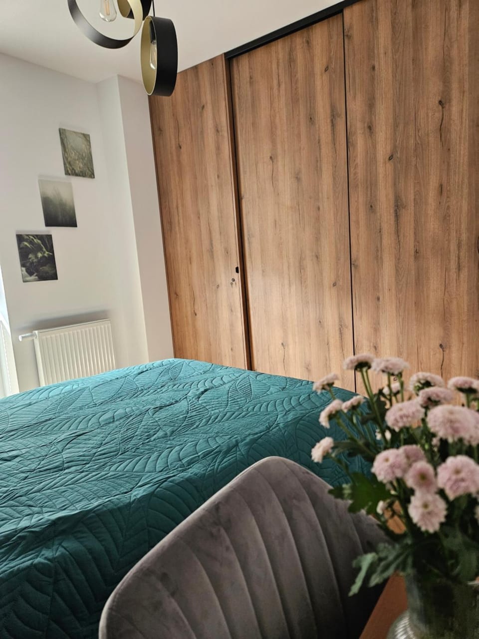 Bed, Photo of the whole room, Seating area, Bedroom, wardrobe