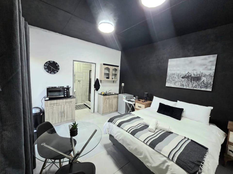 Bed, Kitchen or kitchenette, Living room, Photo of the whole room, Seating area, Bedroom