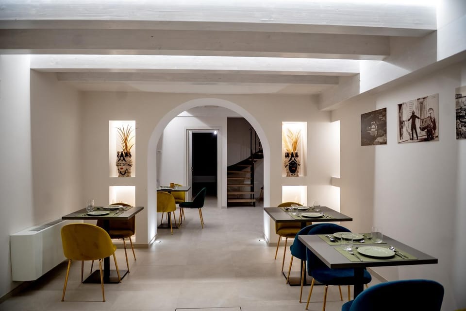 Seating area, Internal: Not applicable to any particular room