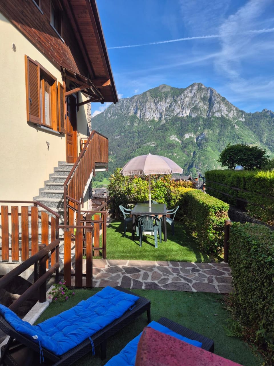 Property building, Garden, View (from property/room), Garden view, Mountain view, sunbed
