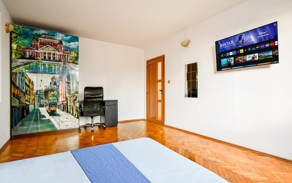 Bed, TV and multimedia, Bedroom, wardrobe