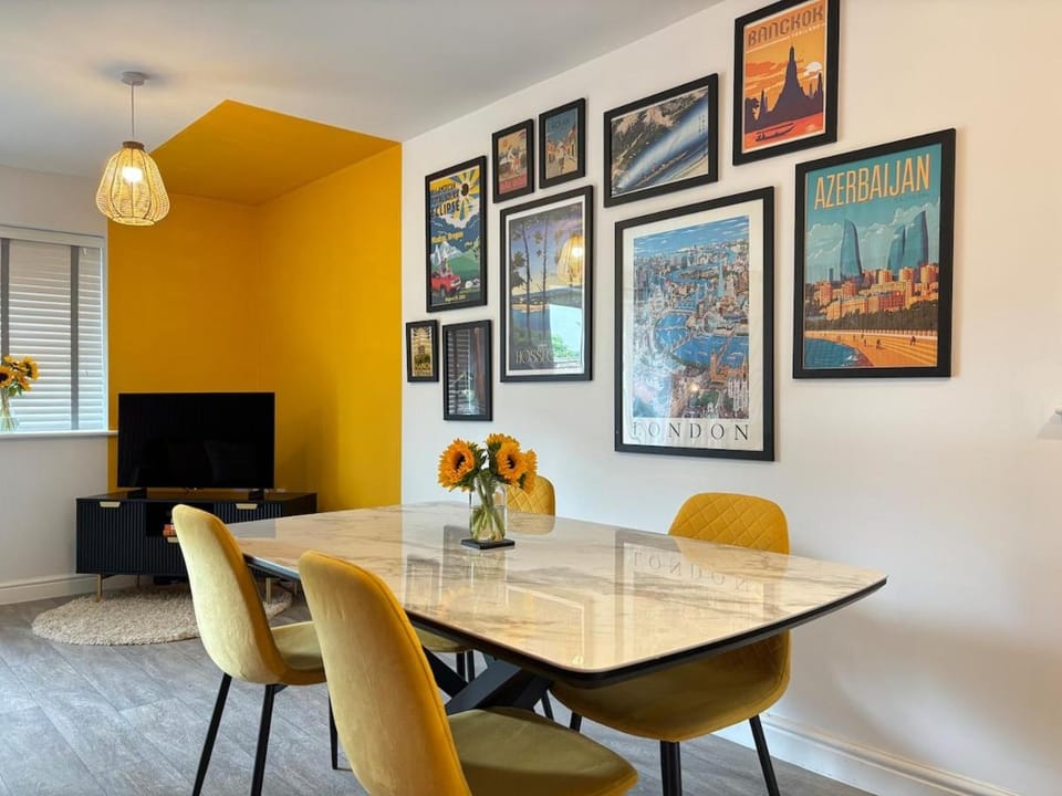 Communal lounge/ TV room, TV and multimedia, Living room, Seating area, Dining area, Evening entertainment