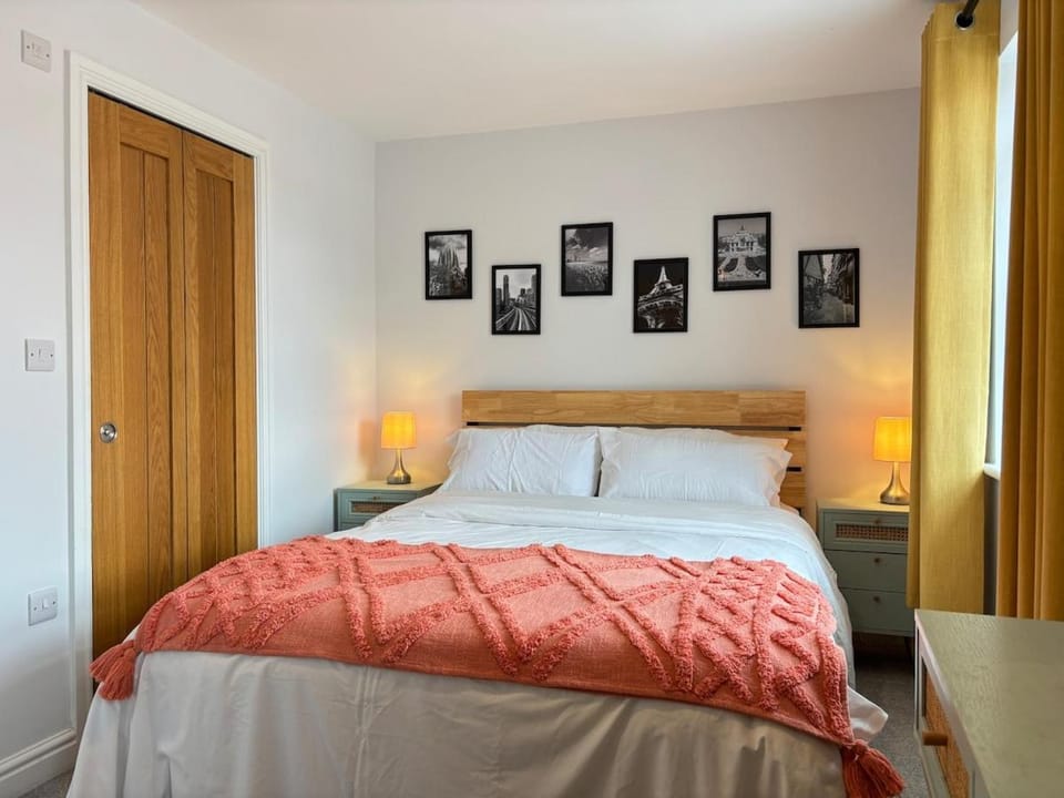 Bed, Photo of the whole room, Bedroom, wardrobe
