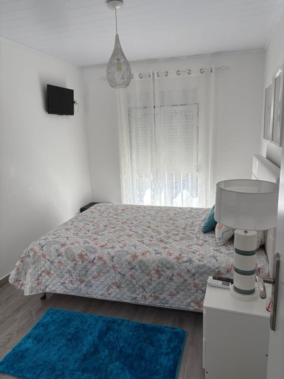 Bed, TV and multimedia, Bedroom