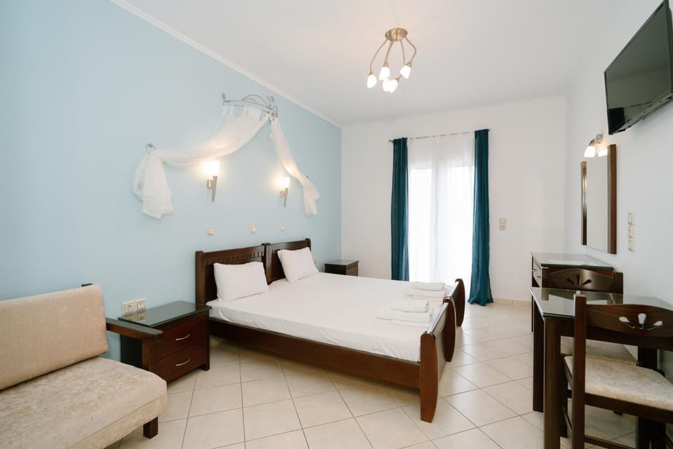 TV and multimedia, Seating area, Bedroom