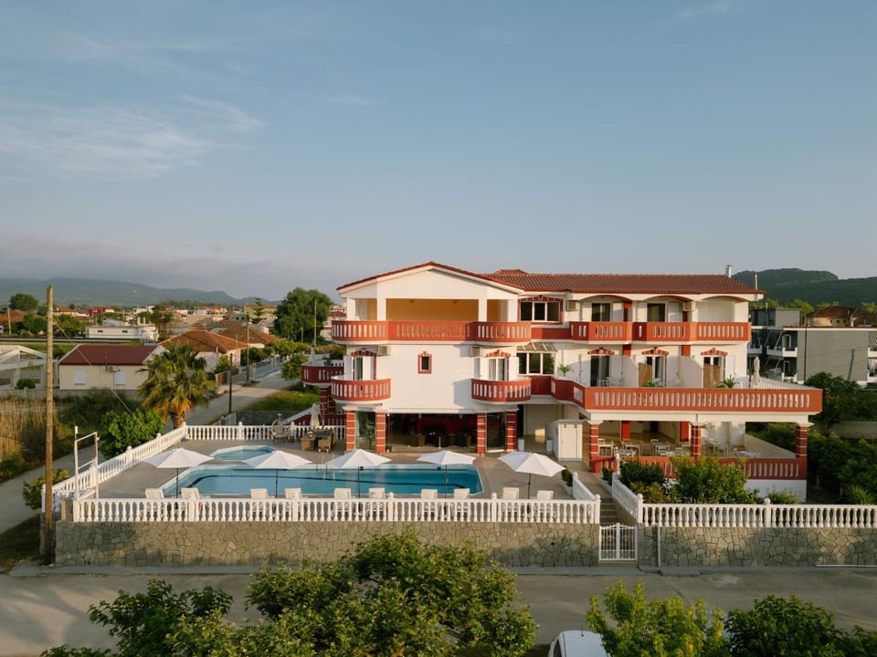 Property building, Natural landscape, Mountain view, Pool view, Swimming pool, sunbed