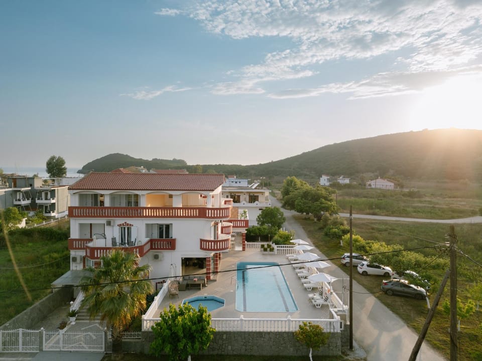 Property building, Natural landscape, Bird's eye view, Mountain view, Pool view, Swimming pool, Sunset, Parking, sunbed