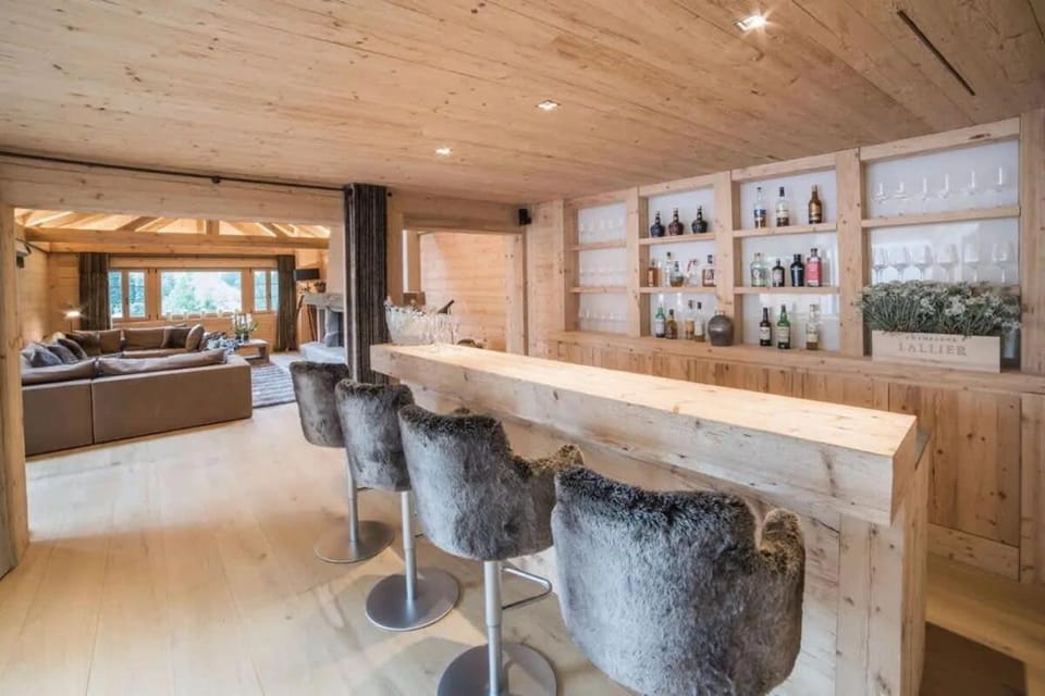 Super private Luxury Chalet with Hotel facilities Villa in Saanen
