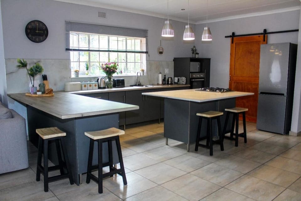 Coffee/tea facilities, Kitchen or kitchenette, Dining area, minibar, oven, stove