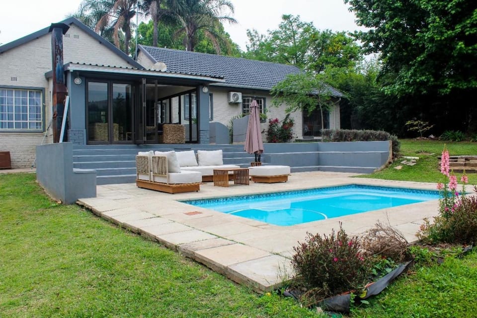 Property building, Patio, Spring, Day, Garden, Garden view, Pool view, Swimming pool, sunbed