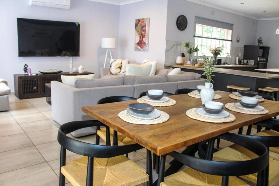 Communal lounge/ TV room, TV and multimedia, Coffee/tea facilities, Kitchen or kitchenette, Living room, Seating area, Dining area, Evening entertainment