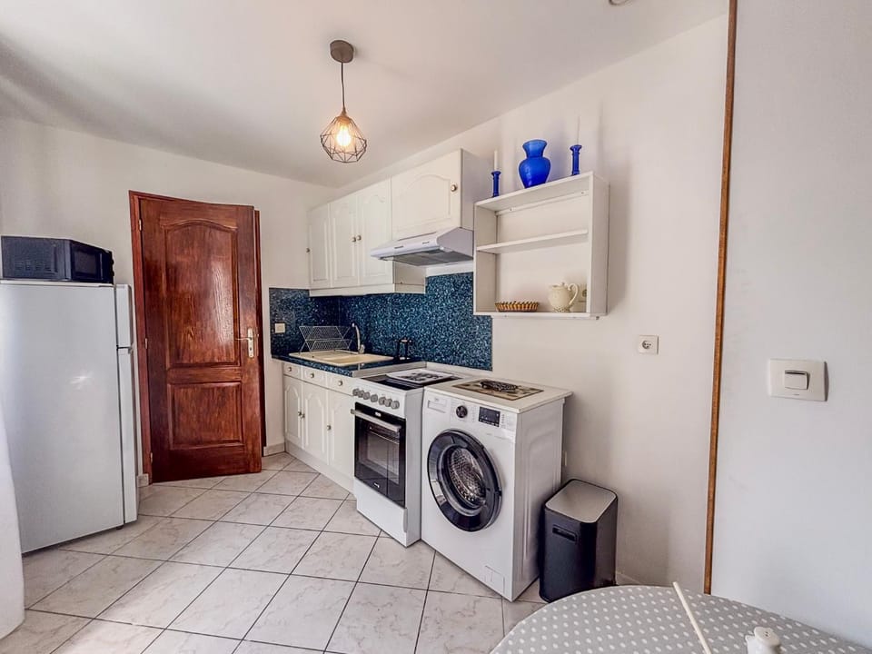 Kitchen or kitchenette, oven, stove, washing machine