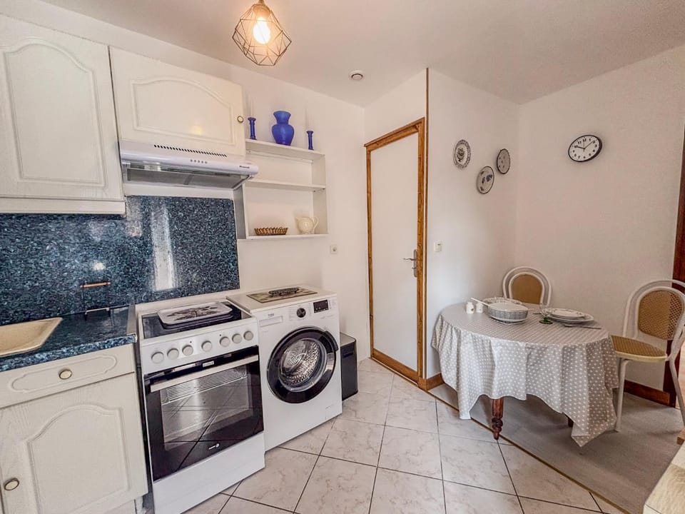 Kitchen or kitchenette, Dining area, oven, stove, washing machine