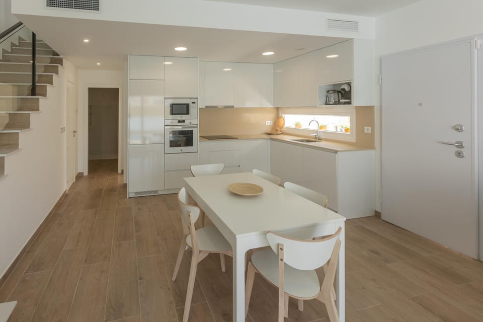 Kitchen or kitchenette, Dining area, stove
