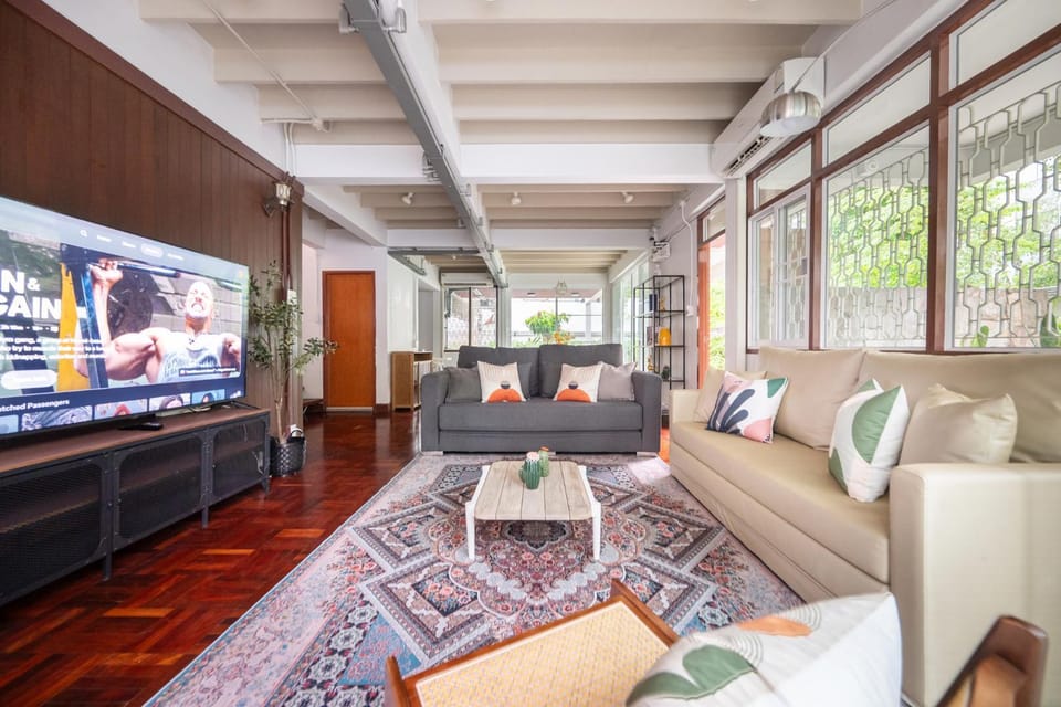Communal lounge/ TV room, TV and multimedia, Living room, Seating area, Evening entertainment