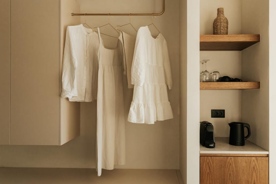 Coffee/tea facilities, minibar, wardrobe