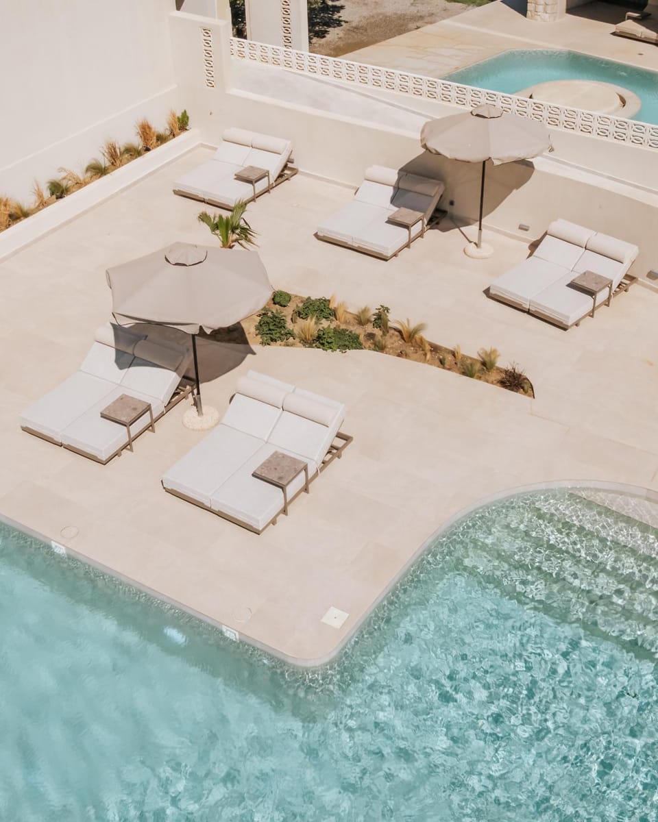 Swimming pool, sunbed