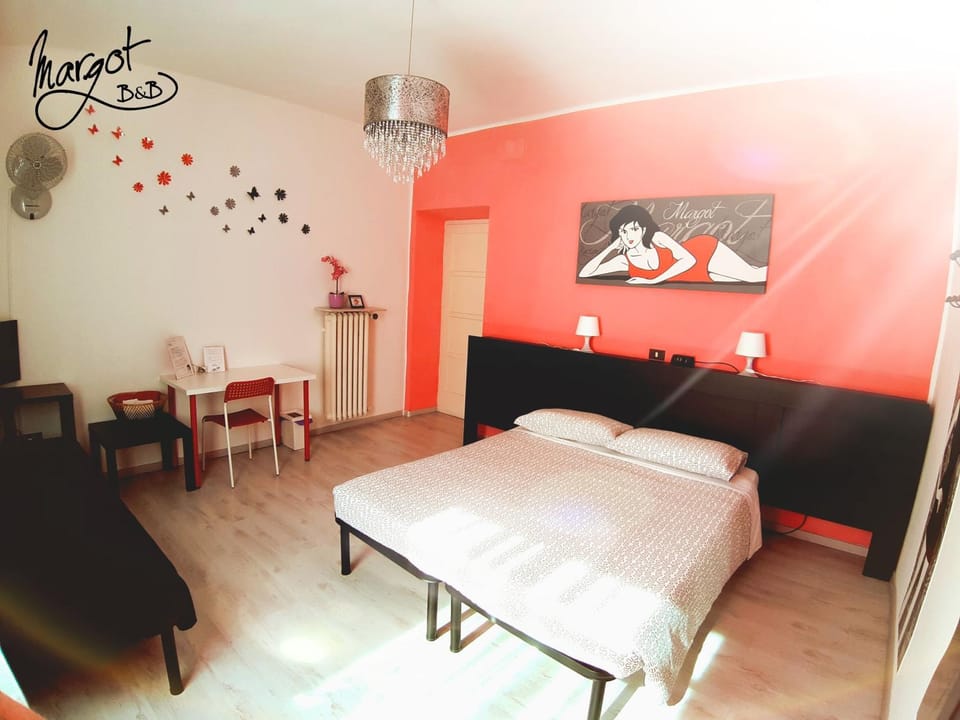 Bed, Photo of the whole room, Decorative detail, Bedroom