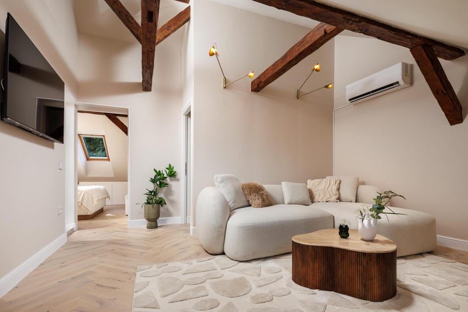 TV and multimedia, Living room, Photo of the whole room, Seating area, Evening entertainment, Family, air conditioner