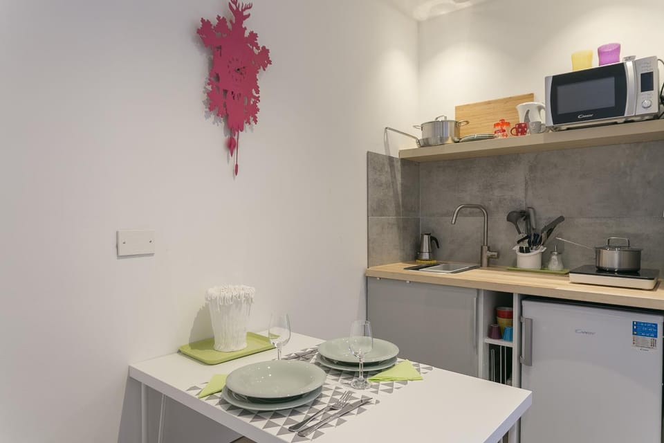 Kitchen or kitchenette, Dining area