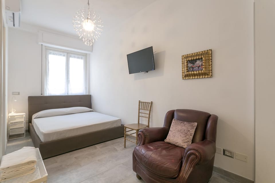 Bed, TV and multimedia, Seating area