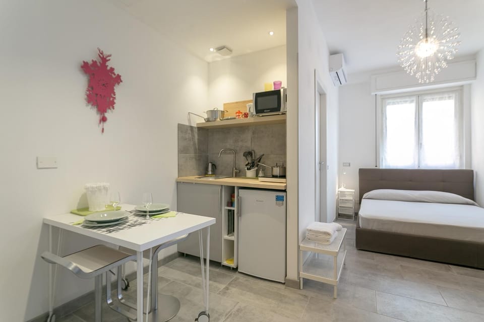 Bed, Kitchen or kitchenette, Seating area, Dining area