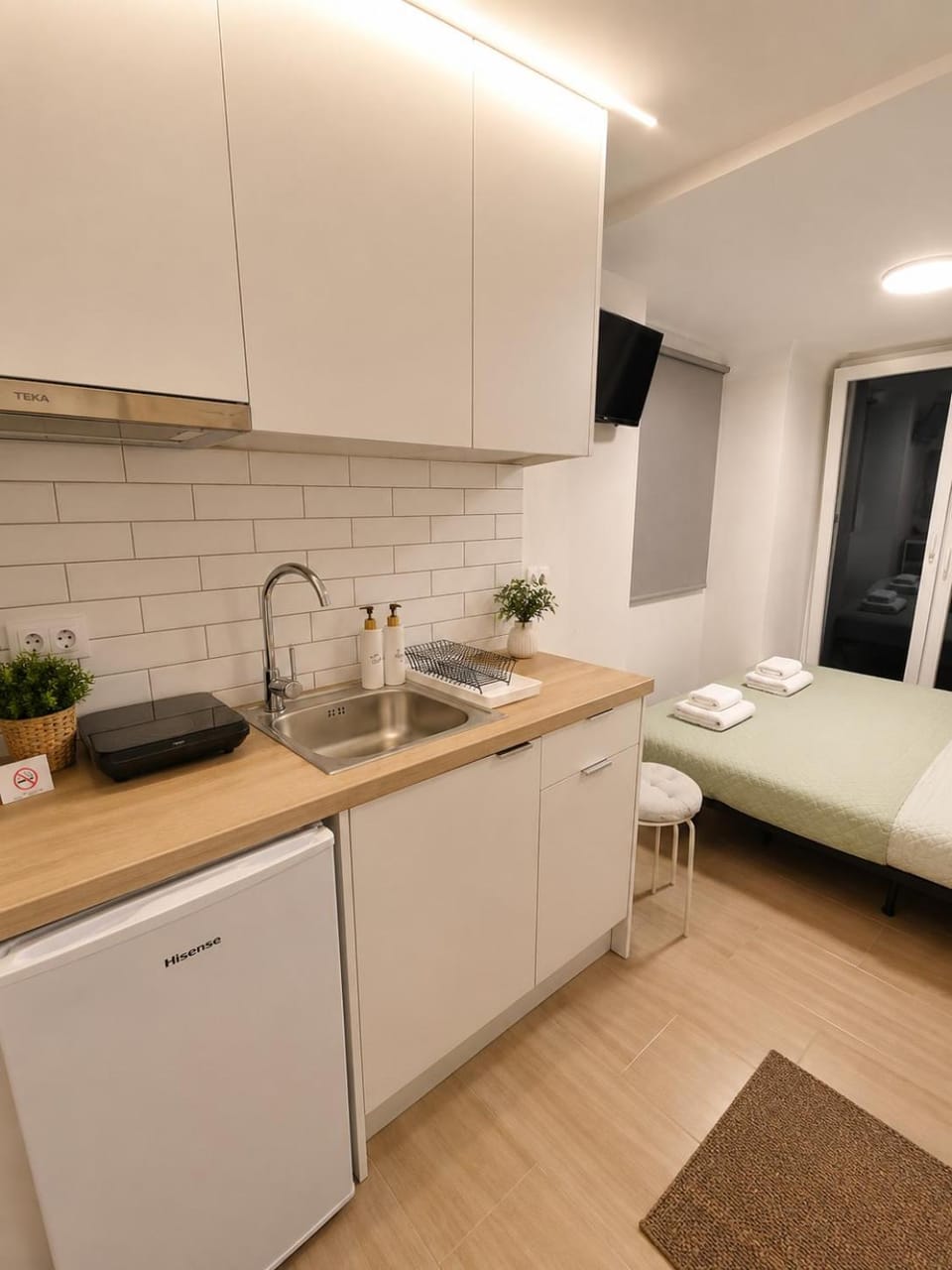 Viktoria's Garden Pavilion Apartment in Alimos