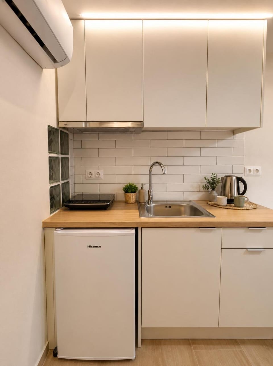 Viktoria's Garden Pavilion Apartment in Alimos