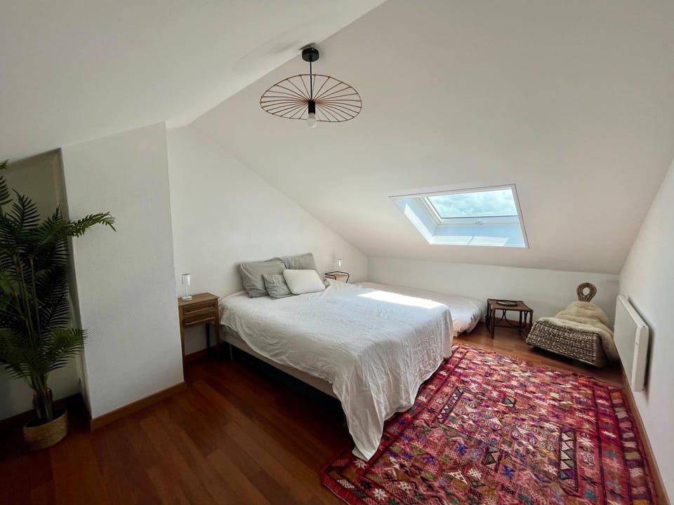 Bed, Photo of the whole room, Bedroom