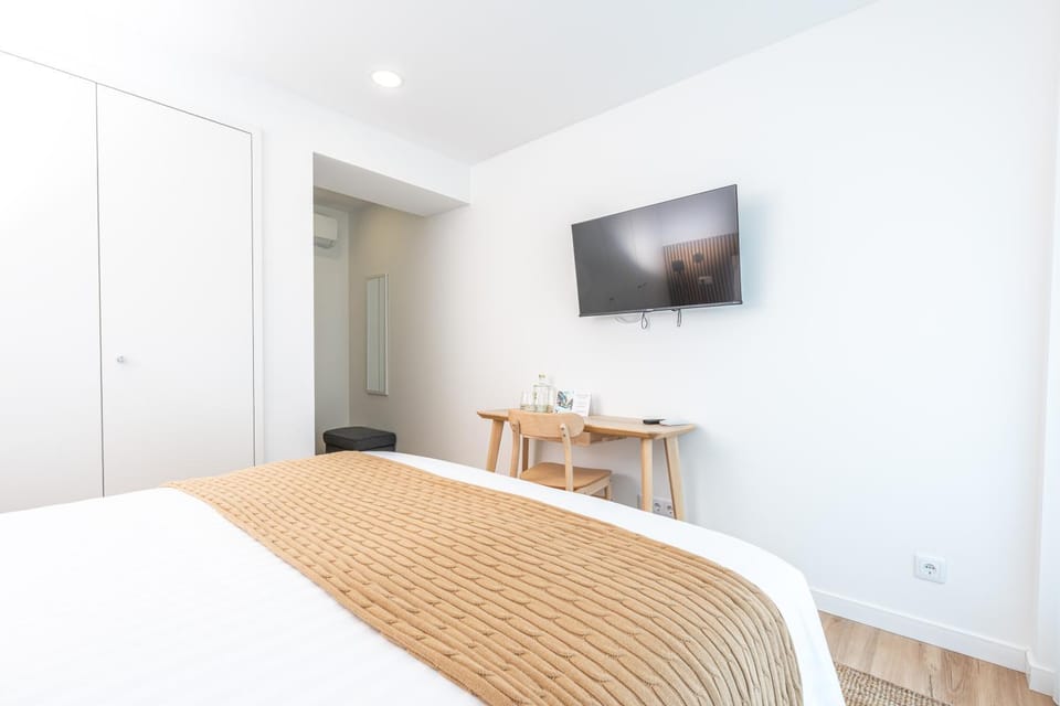 Bed, TV and multimedia, Photo of the whole room, Bedroom, wardrobe