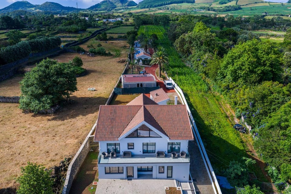 Property building, Day, Natural landscape, Bird's eye view, Mountain view, Street view, Parking