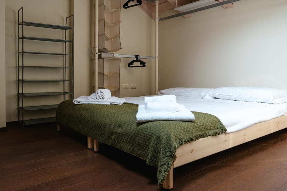 Bedroom, towels