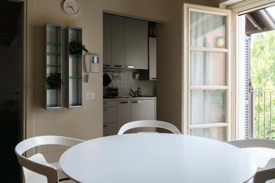 Coffee/tea facilities, Kitchen or kitchenette, Dining area, stove