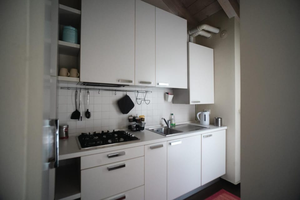 Coffee/tea facilities, Kitchen or kitchenette, stove