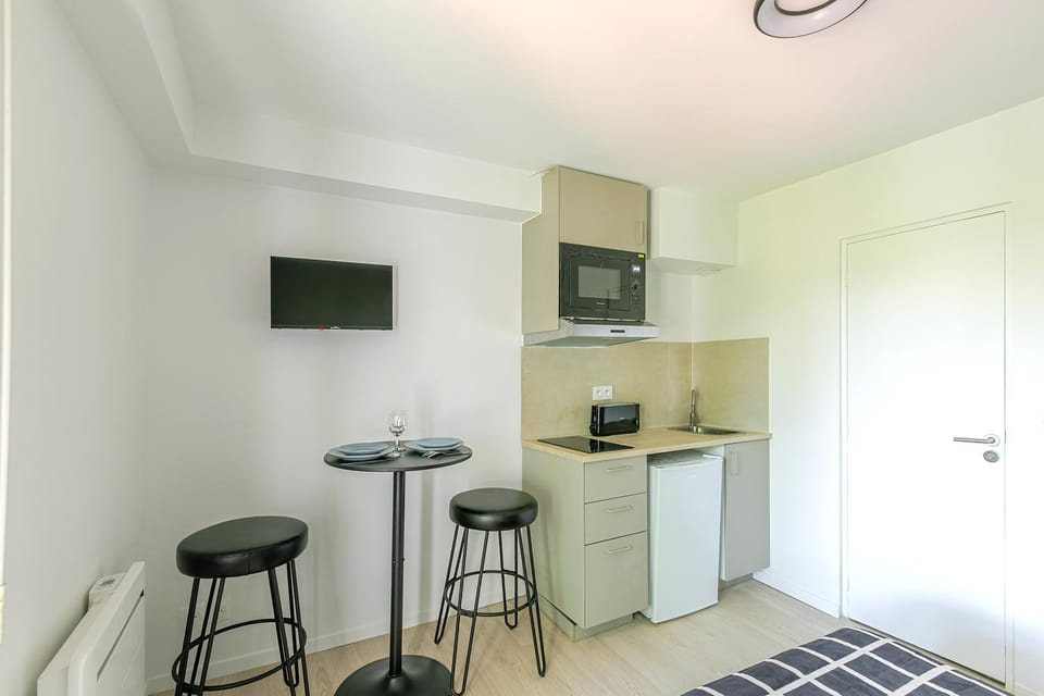 Kitchen or kitchenette, Dining area, stove