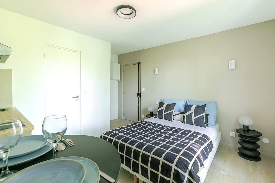 Bed, Living room, Bedroom