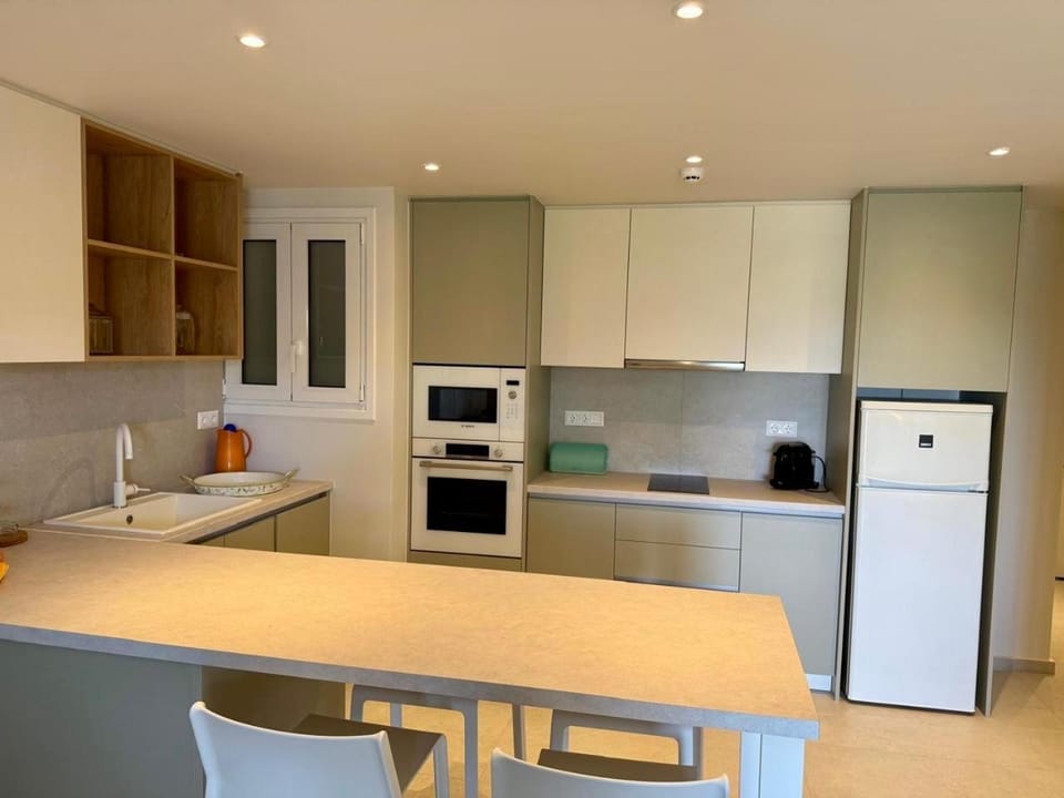 Kitchen or kitchenette, Dining area, oven, stove