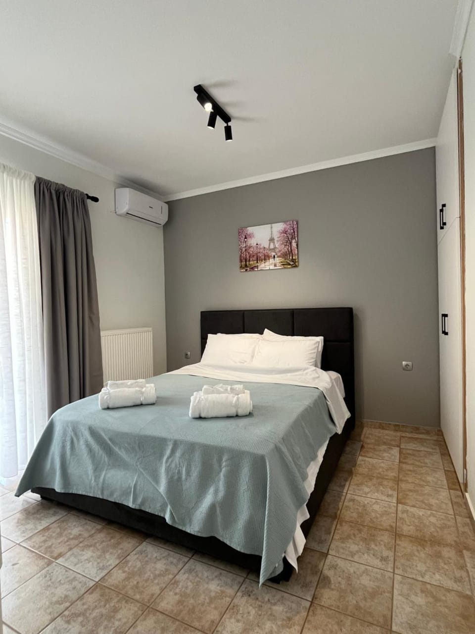 Bed, Photo of the whole room, Bedroom, air conditioner